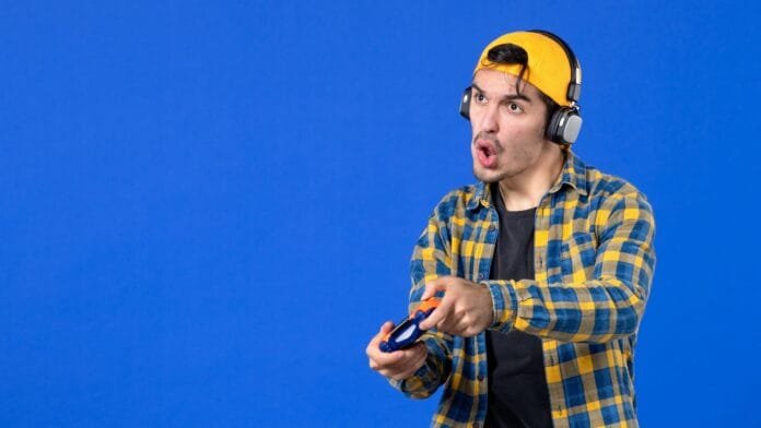 gamer-auriculares-control-dia-del-gamer-2025-bogota Joven gamer con audífonos gaming y control de videojuegos celebrando el Día del Gamer 2025 en Bogotá