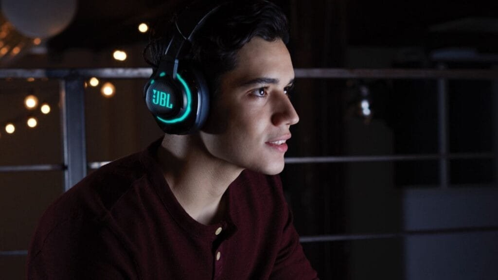 JBL Quantum 250 audífonos gaming con diseño cómodo y logo iluminado ideal para uso prolongado y sesiones largas