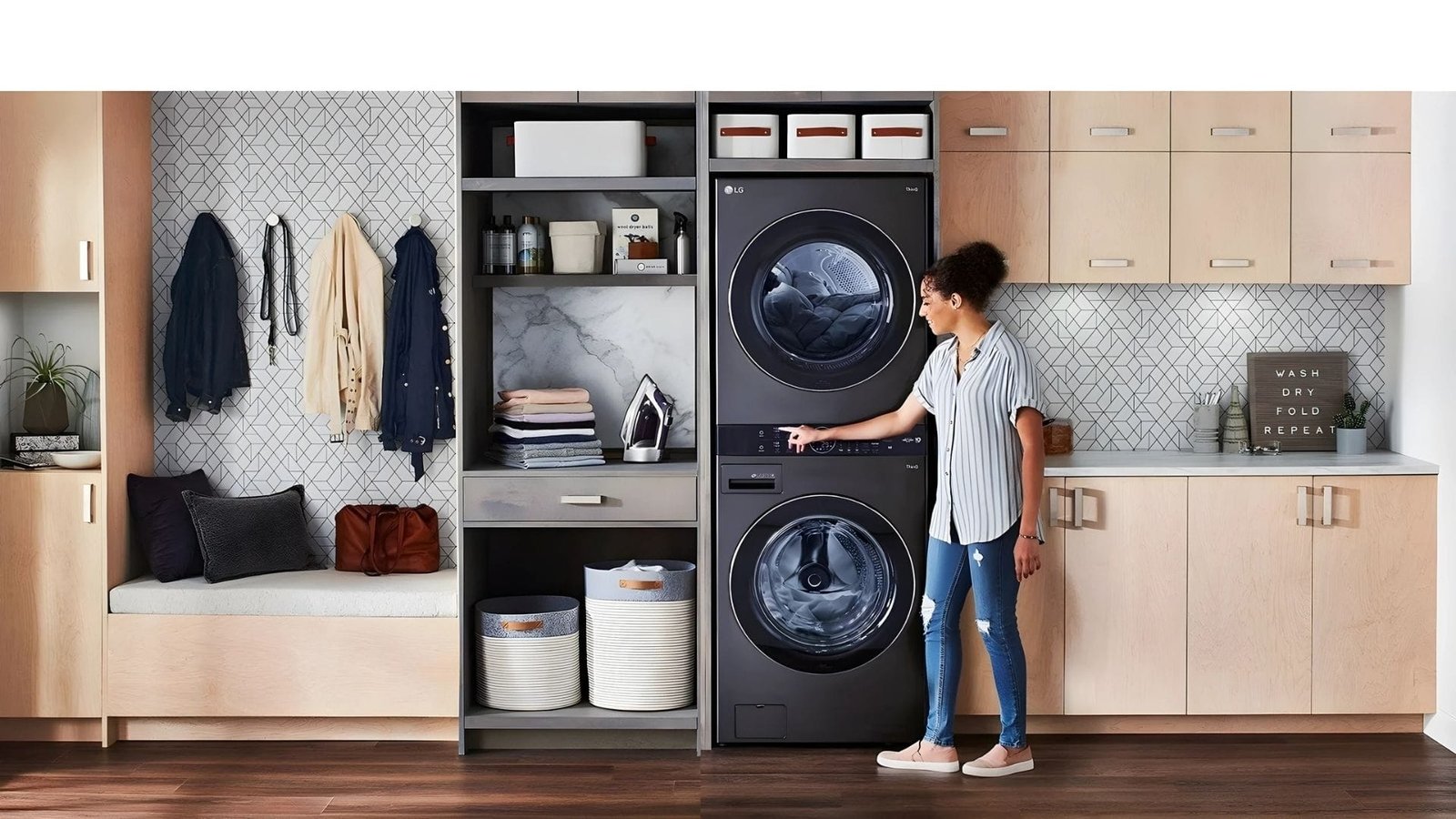 lg-housefit-lavasecadora-cocina-compacta-apartamento-pequeno Mujer usando lavadora-secadora LG HouseFit WashTower en cocina compacta de apartamento pequeño con electrodomésticos integrados y diseño moderno