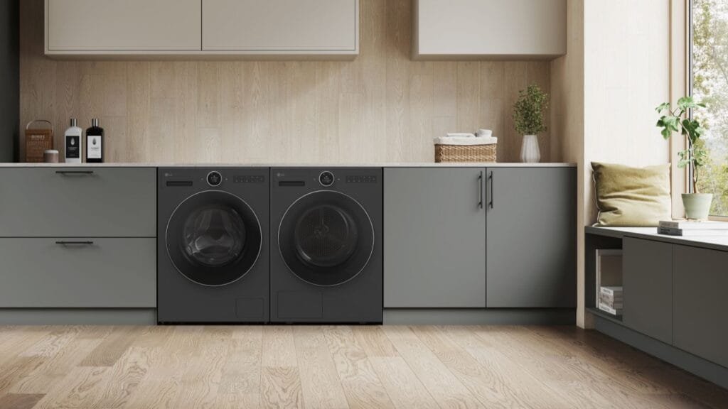 Lavadora y secadora LG con tecnología AI DD e IA Dual Inverter en color antracita, instaladas en lavandería moderna con acabados en madera