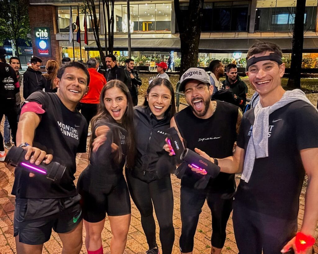 Corredores de Midnight Runners Bogotá con luces LED durante evento nocturno patrocinado por LG en zona comercial de la capital colombiana
