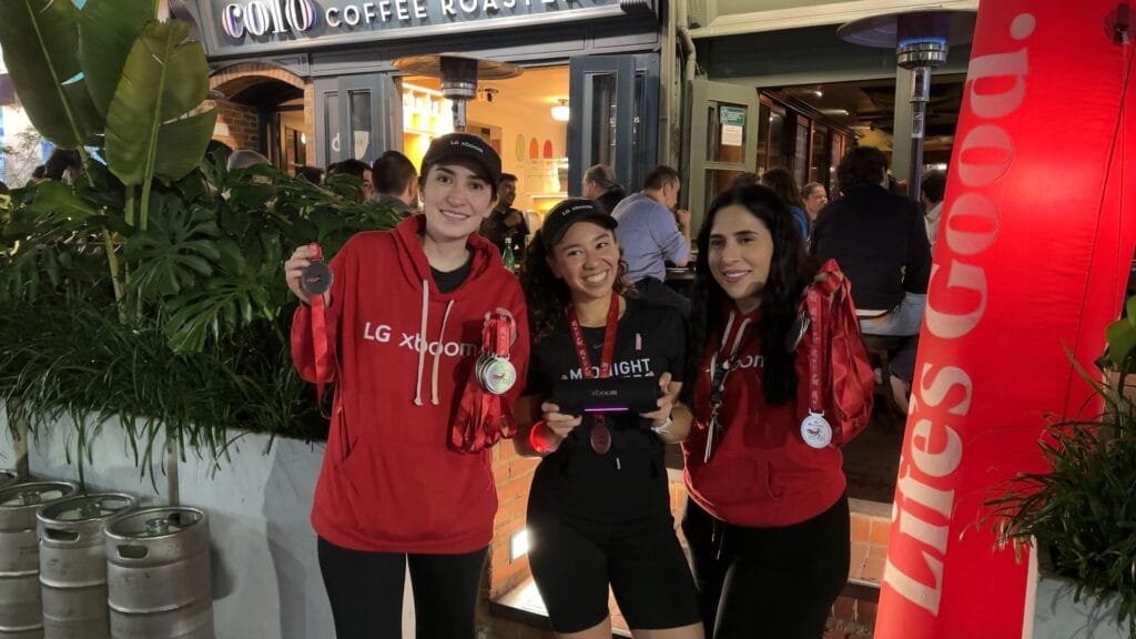 Participantes del evento LG xboom y Midnight Runners mostrando medallas tras completar recorrido de 4 kilómetros en Bogotá