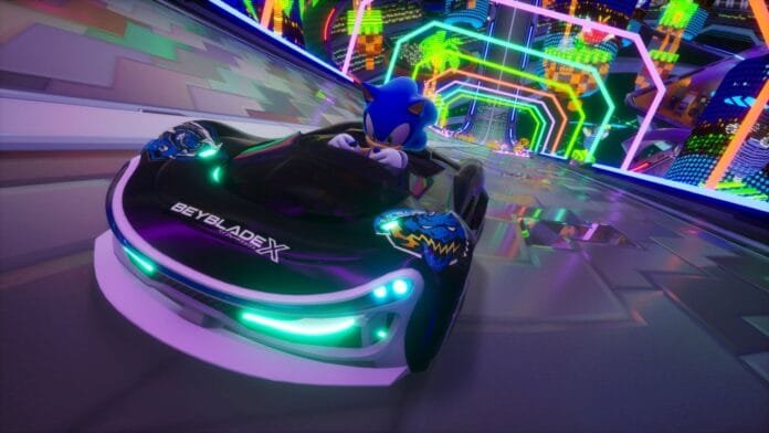 Sonic corriendo en vehículo Beyblade X en Sonic Racing CrossWorlds, mostrando gameplay de carreras futuristas con gráficos coloridos y pista neón del nuevo juego de SEGA 2025