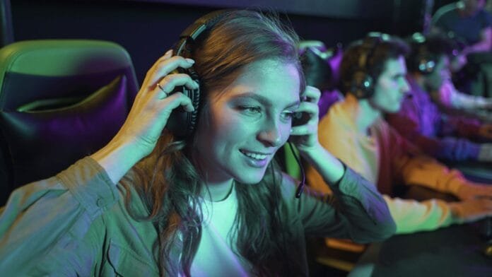 ciberataques-gaming-proteger-cuentas-videojuegos-kaspersky-2025 Gamer joven con audífonos jugando videojuegos en setup gaming con luces LED, representando la necesidad de ciberseguridad en gaming según estudio Kaspersky 2025