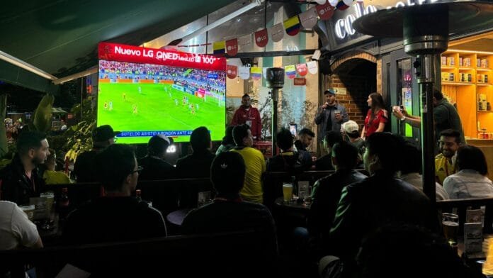 lg-qned-mini-led-100-experiencia-futbol-colombia-venezuela-eliminatorias-evento Evento LG QNED Mini-LED AI 100 pulgadas mostrando partido Colombia vs Venezuela en Eliminatorias con tecnología Affectionate Intelligence en Irish Pub Bogotá
