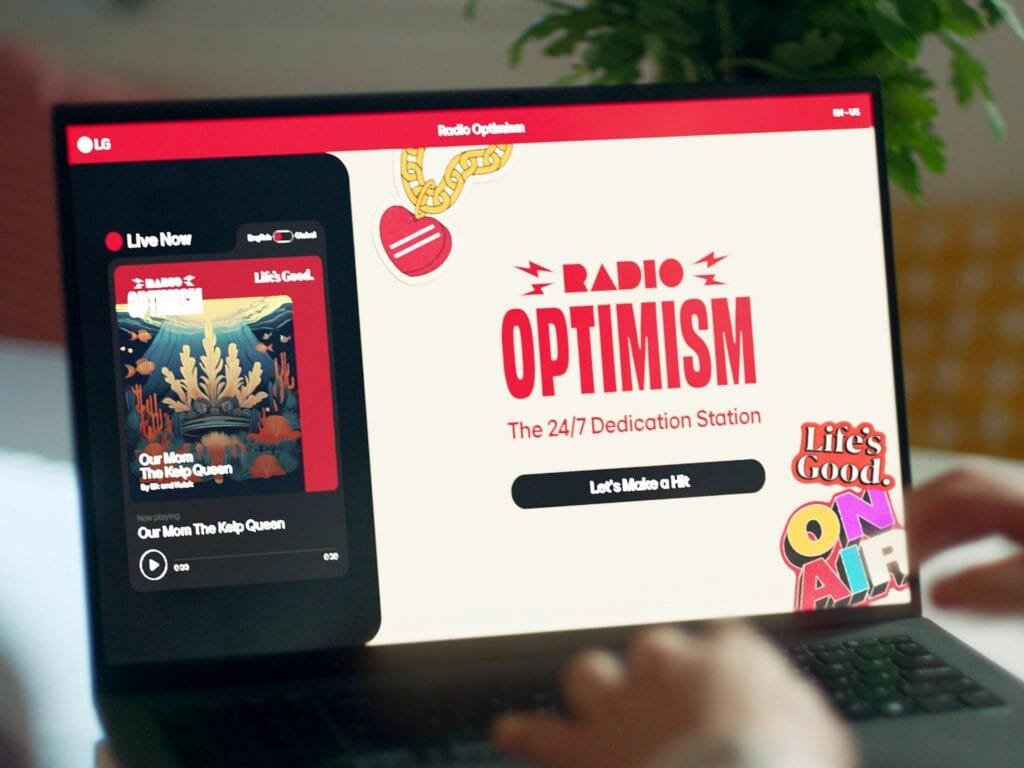 Interfaz web de Radio Optimism de LG mostrando canciones personalizadas con IA, botón Let's Make a Hit y diseño de la plataforma musical