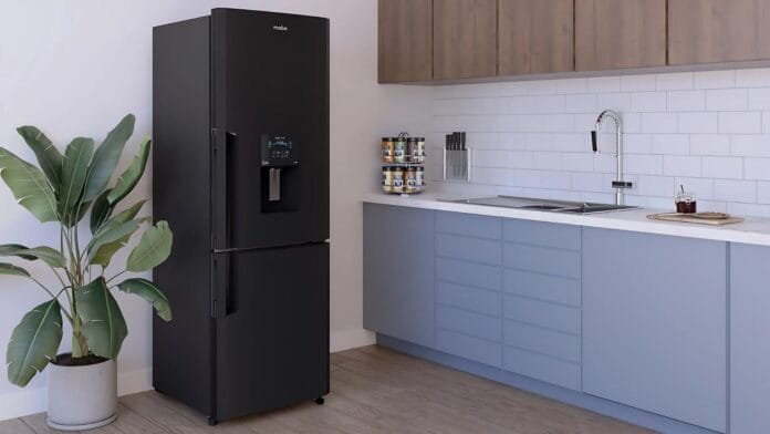 refrigerador-mabe-negro-cocina-moderna-ahorro-energia Refrigerador Mabe negro con dispensador de agua en cocina moderna con muebles azules, diseñado con tecnología inverter para reducir hasta 67% el consumo de energía eléctrica