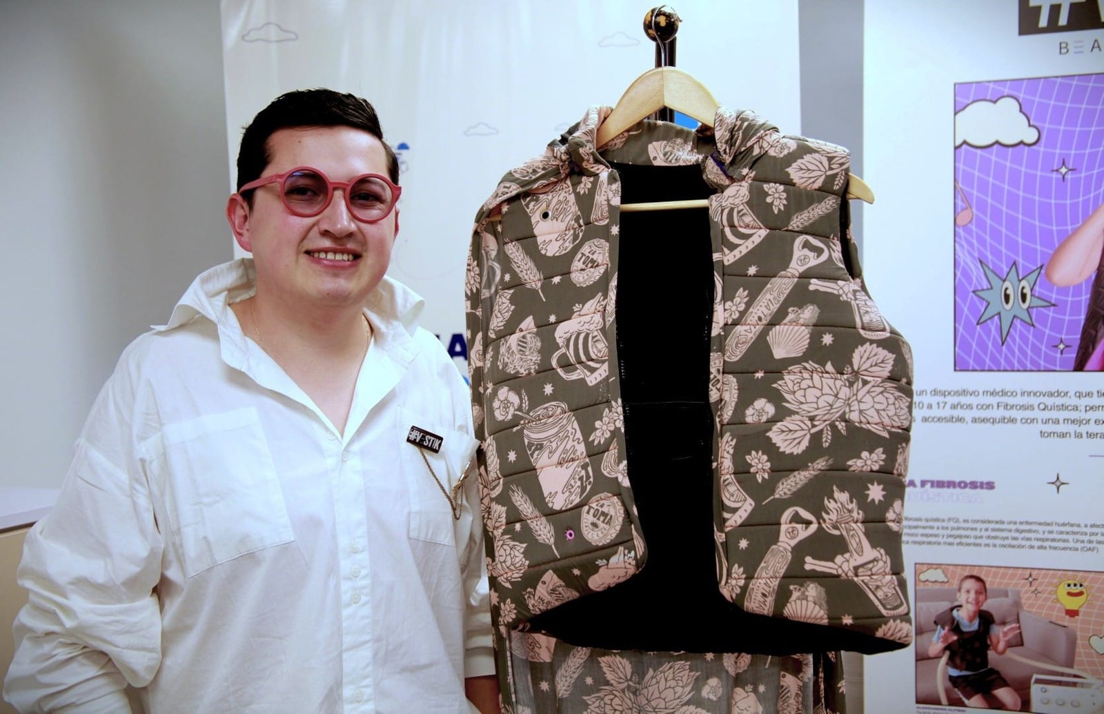 Omar Marroquín, ganador del James Dyson Award Colombia 2025, presenta el chaleco terapéutico VESTIK para fibrosis quística