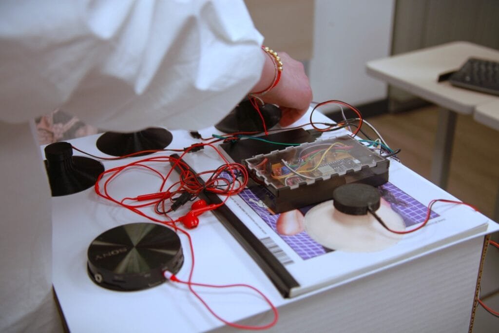 Componentes técnicos del chaleco VESTIK: microcontrolador, motores vibratorios y sistema de conectividad musical