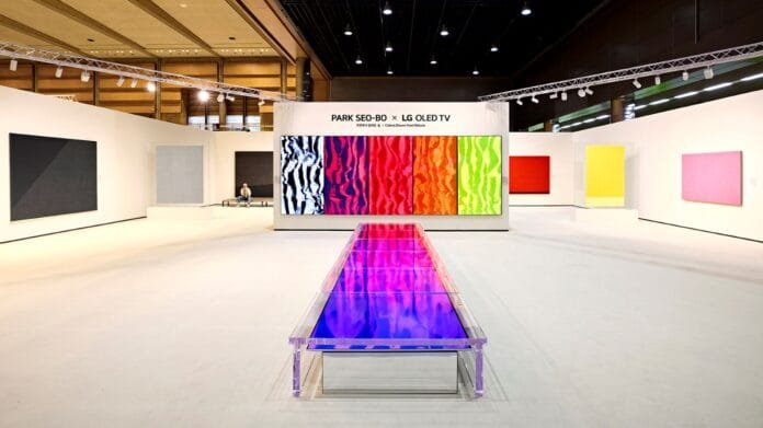 Instalación LG OLED Park Seo-Bo en Frieze Seoul 2025 con pantallas displaying colores naturales y obras digitales