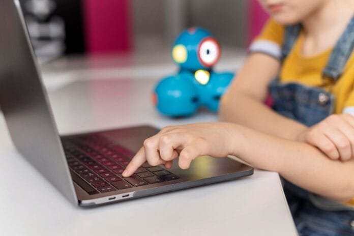 nino-colombiano-usando-laptop-ciberseguridad-infantil-kaspersky Kaspersky revela que 1 de cada 6 niños colombianos pasa más de 4 horas diarias en pantallas. Conoce los riesgos y cómo protegerlos digitalmente.