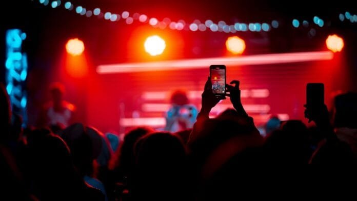 estafas-boletas-conciertos-colombia-kaspersky Persona comprando boletas de conciertos en línea con tarjeta de crédito - Ciberseguridad