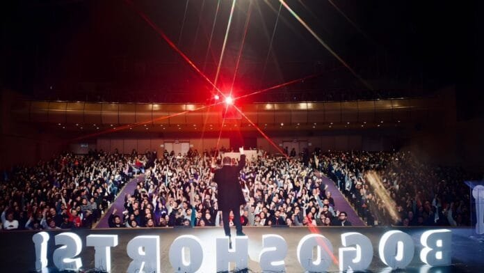 Ceremonia de premiación BOGOSHORTS 2025 en el Teatro Colón de Bogotá con público y escenario iluminado