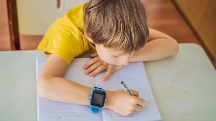 Reloj inteligente con inteligencia artificial monitoreando señales fisiológicas de estrés en niños para predecir berrinches