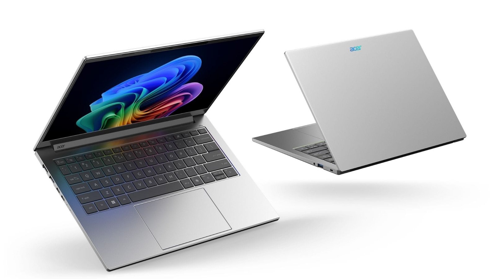 Acer Aspire 16 AI con pantalla OLED y bisagra de 180 grados en diferentes ángulos