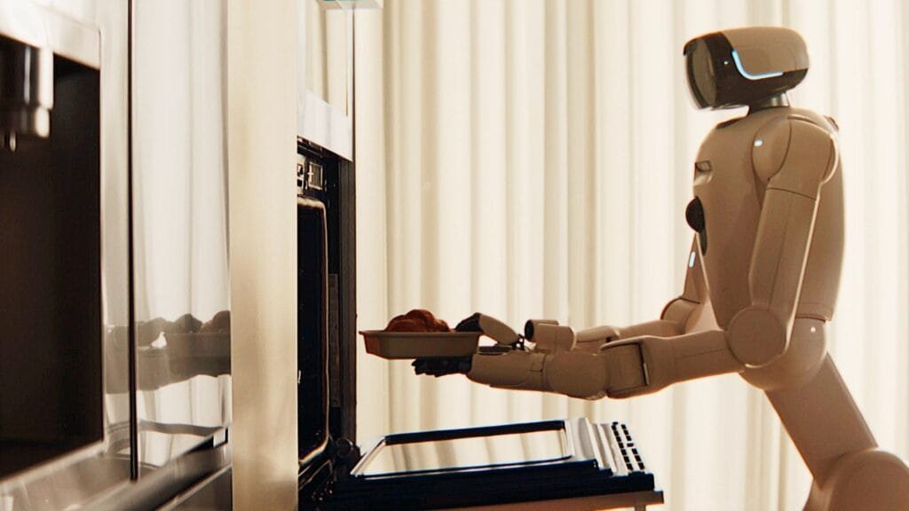 Robot LG CLOiD colocando croissant en horno usando sus brazos articulados y manos de cinco dedos