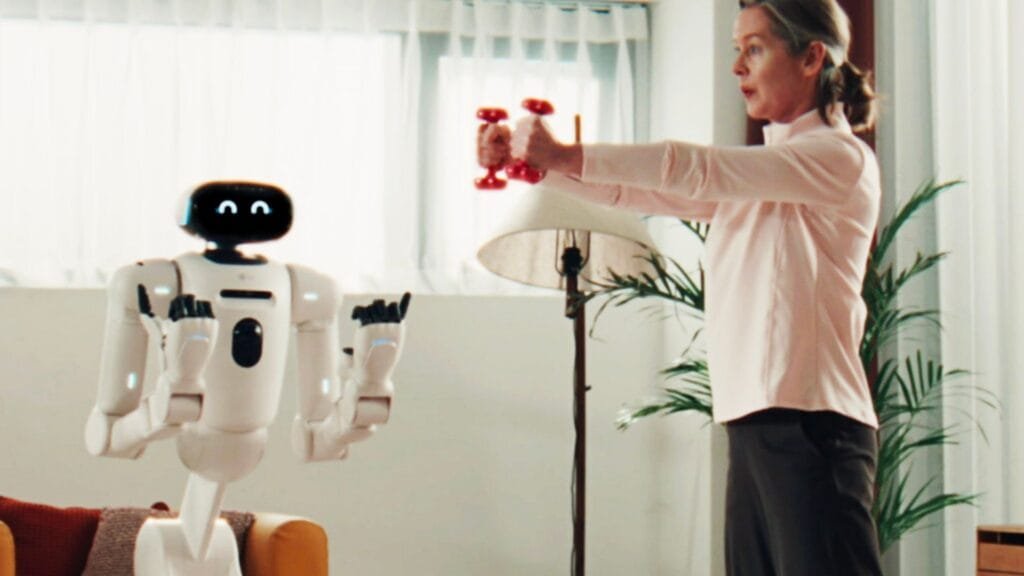 Robot LG CLOiD junto a persona haciendo ejercicio en sala con pantalla facial expresiva