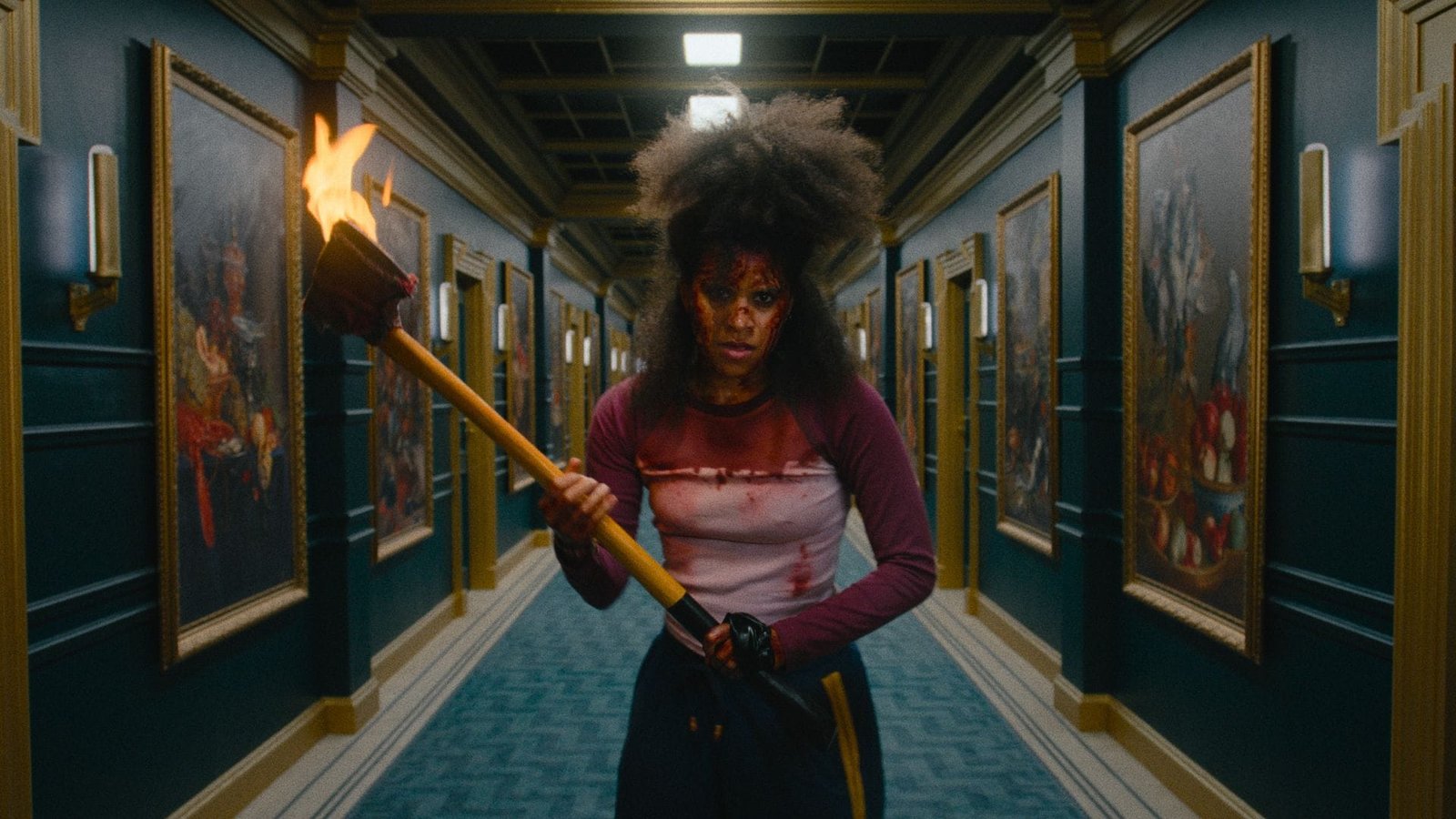 te-van-a-matar-zazie-beetz-escena-pasillo. Zazie Beetz en escena de acción de Te van a matar