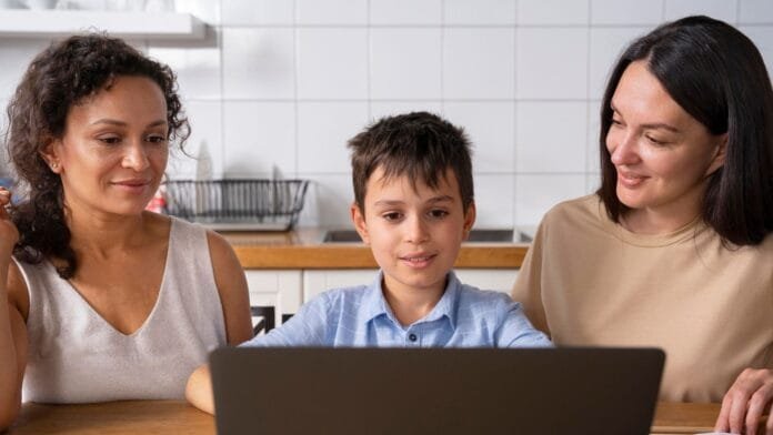 Estudiante usando laptop Acer Chromebook en clase - Regreso a clases Colombia 2026 educación digital