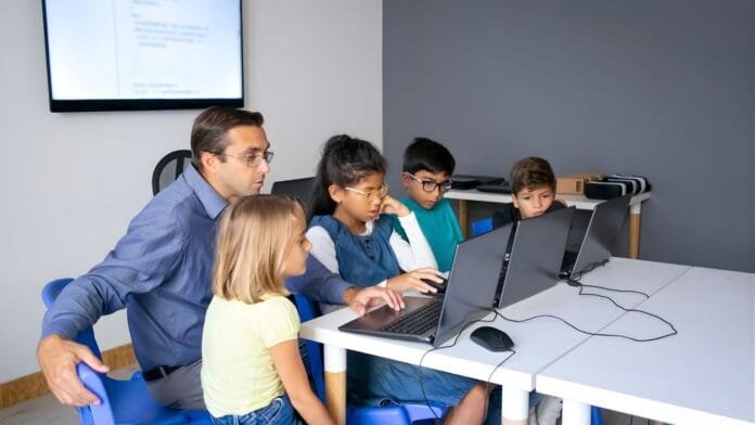 Estudiantes universitarios trabajando laptops AMD Ryzen IA multitarea colaboración académica 2025