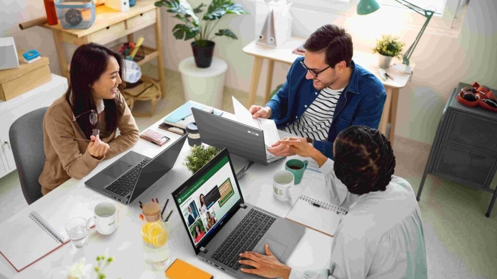 Equipo de trabajo usando laptops Acer TravelMate en entorno de trabajo híbrido