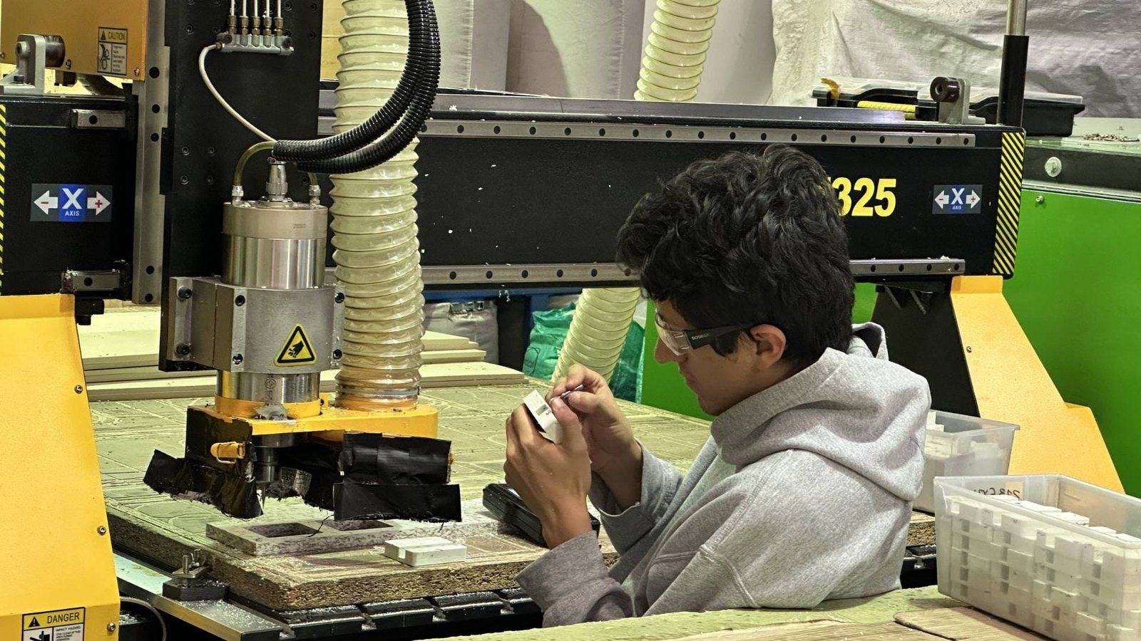 fabricacion-pupitres-plastico-reciclado-colombia Proceso de fabricación de pupitres con plástico reciclado para colegios en Colombia