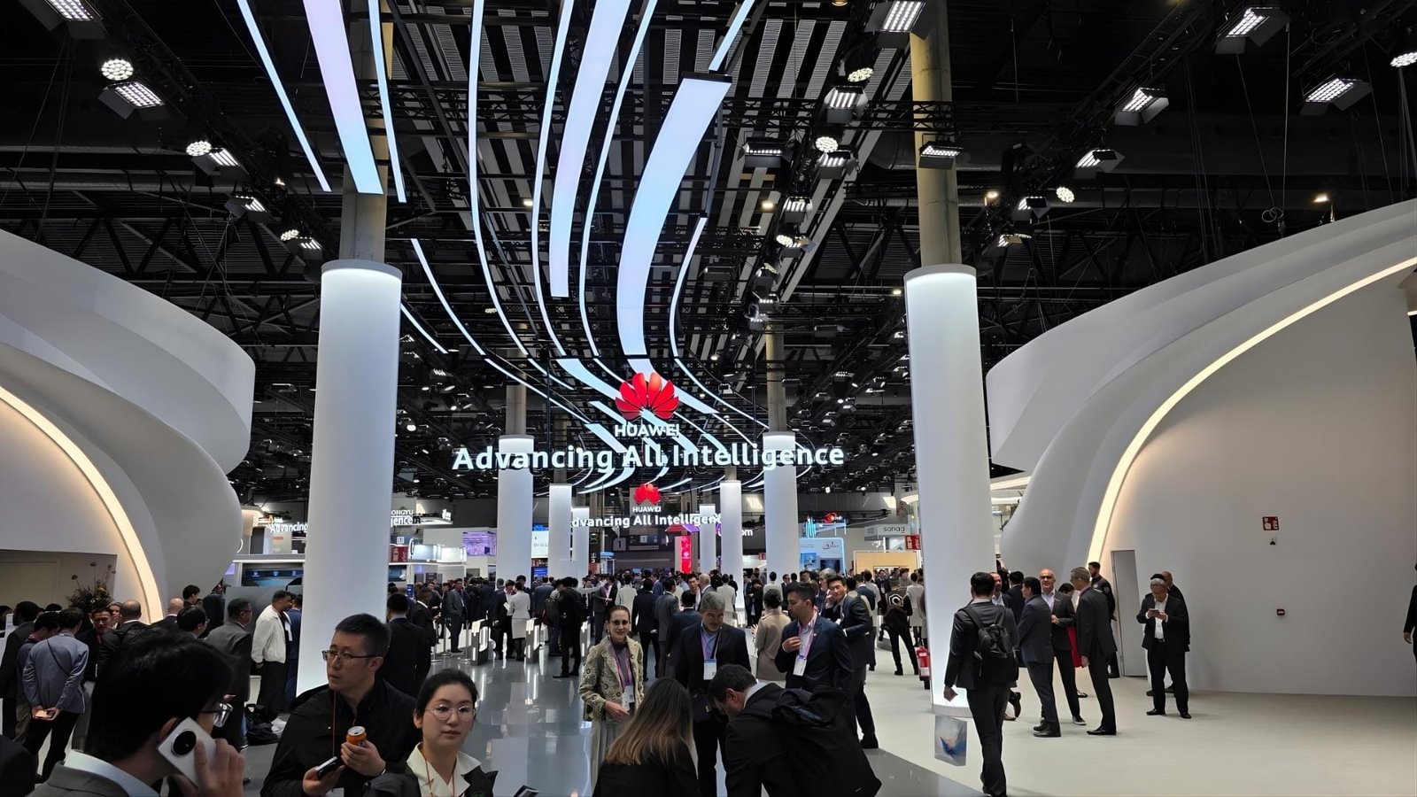 Huawei MWC 2026 Barcelona stand inteligencia artificial advancing all intelligence