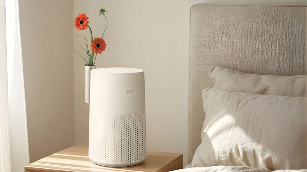 LG PuriCare AeroMini: el purificador compacto que cabe en cualquier cuarto 2 Purificador de aire LG PuriCare AeroMini en dormitorio, modo silencioso para dormir