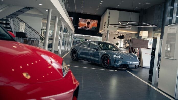 Porsche Taycan GTS y Macan GTS eléctrico en concesionario Autoelite Colombia