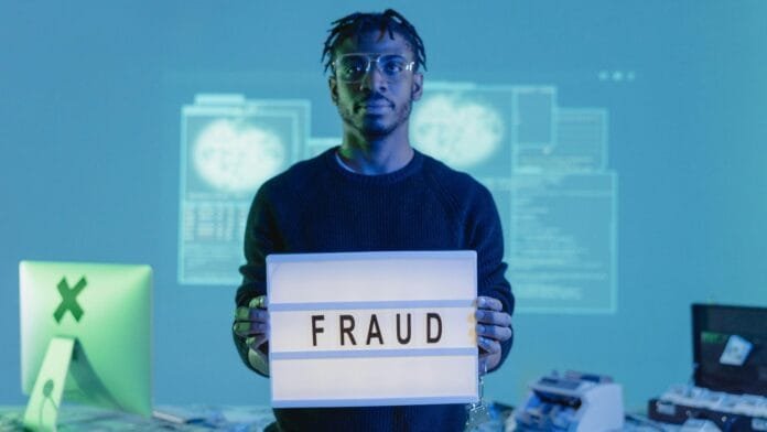 Empleado frente a pantalla con señal de fraude digital - phishing empresas Colombia