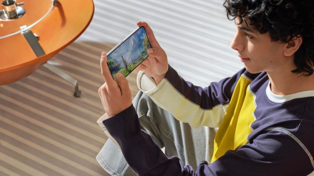 Para qué sirve el celular hoy: ya no es solo para llamar 3 joven jugando videojuegos en smartphone gaming 2026