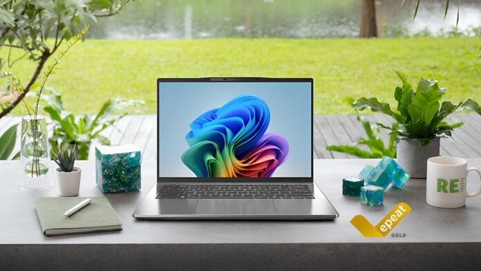 Acer Aspire C24 All-in-One sobre escritorio minimalista con plantas, cuaderno y badge EPEAT Gold