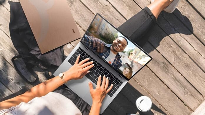 Persona trabajando con la Acer Aspire Lite en exterior, laptop abierta con videollamada activa