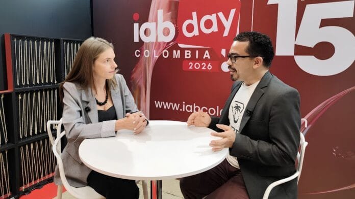 Andrea Ballesteros entrevistada por MasterCrispi en el IAB Day 2026 en Bogotá
