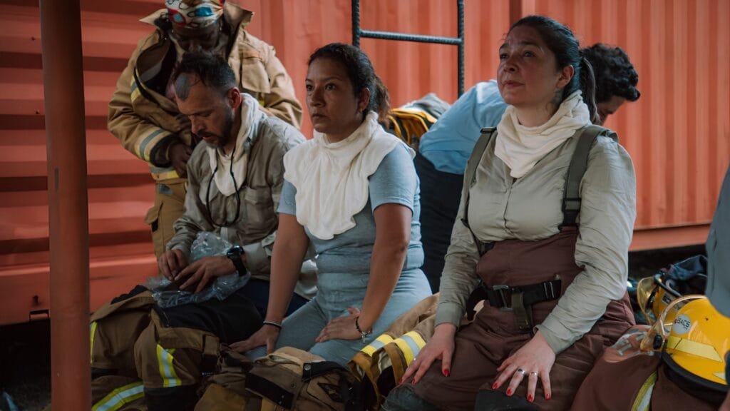 Ser madre y controlar un incendio industrial: el 22% de los bomberos voluntarios en Colombia ya son mujeres, y este es el cambio detrás de la cifra 1 Grupo mixto en entrenamiento de bomberos industriales SACS Group Cartagena Colombia