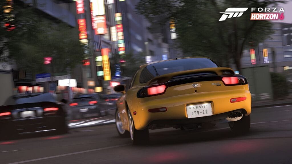 Forza Horizon 6 drift en calles iluminadas de Japón con Mazda RX-7 amarillo disponible en Xbox Game Pass