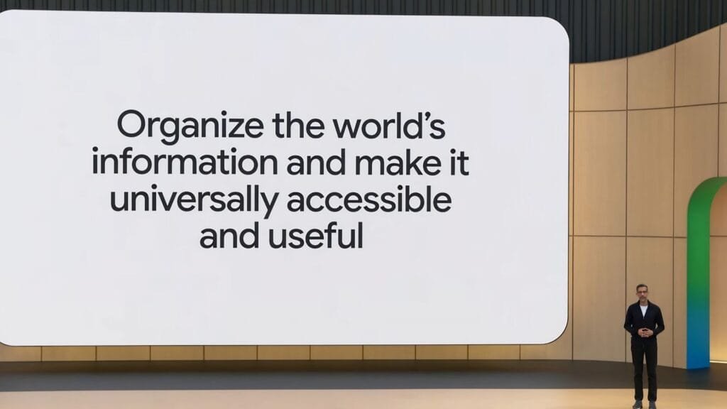 Sundar Pichai en el escenario del Google I/O 2026 con el mensaje "Organize the world's information"