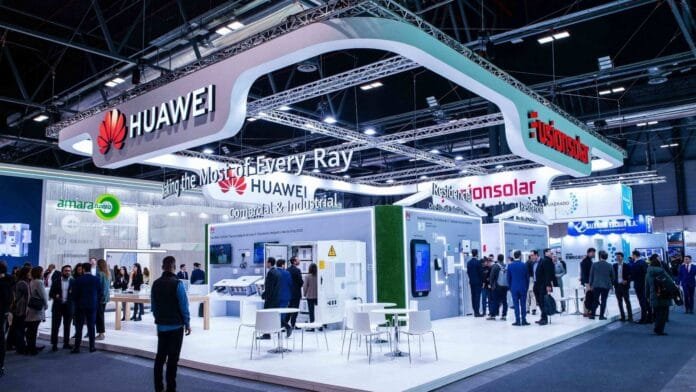 Stand de Huawei en feria tecnológica con sección FusionSolar para energía comercial e industrial