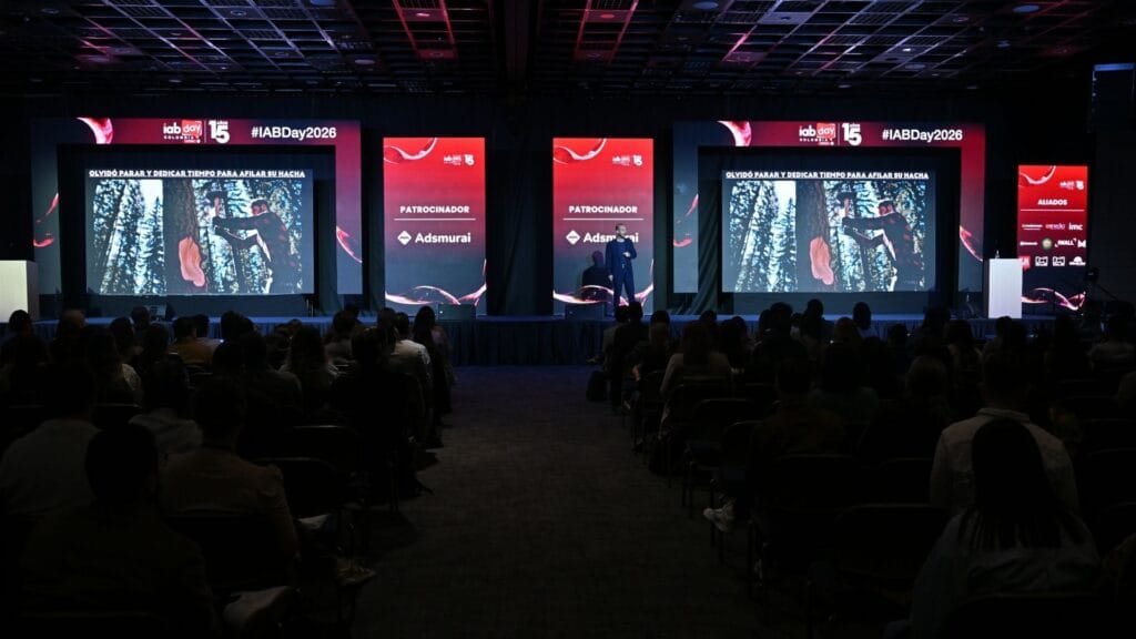 IAB Day 2026 celebró 15 años en Bogotá: branded content creció 60%, Neil Patel habló del futuro de la IA en publicidad 1 Panel del IAB Day 2026 en el Cubo de Colsubsidio Bogotá con 900 asistentes