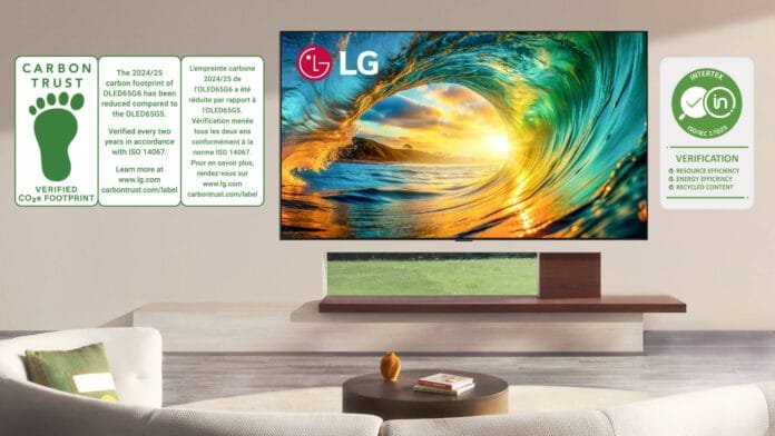 LG OLED G6 2026 con certificación Carbon Trust de reducción de CO₂ en sala de estar