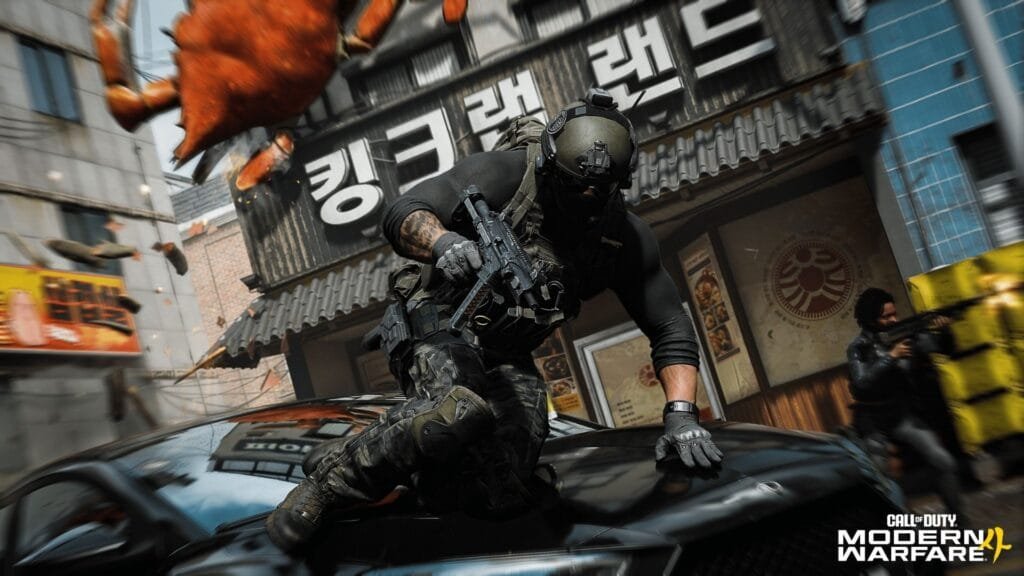 Operador de Modern Warfare 4 en mapa urbano con arquitectura coreana, modo multijugador
