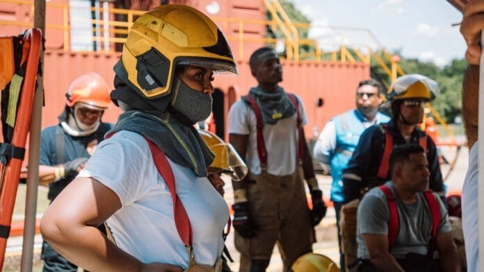 mujeres-bomberos-voluntarios-colombia-sacs Mujeres en entrenamiento de bomberos industriales Colombia SACS Group