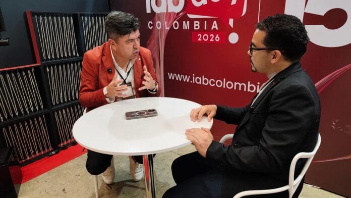 Pancho González, CCO de Inbrax, entrevistado por Andrés Cristancho de MasterCrispi en el IAB Day Colombia 2026 en El Cubo Colsubsidio, Bogotá