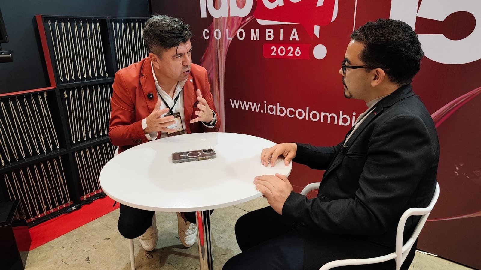 Pancho González, CCO de Inbrax, entrevistado por Andrés Cristancho de MasterCrispi en el IAB Day Colombia 2026 en El Cubo Colsubsidio, Bogotá