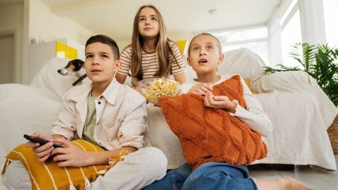 Niños viendo películas en familia durante vacaciones con dispositivo Roku en Colombia