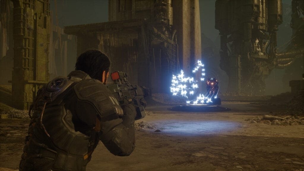 Saros PS5 combate arma principal enemigo planeta Carcosa análisis