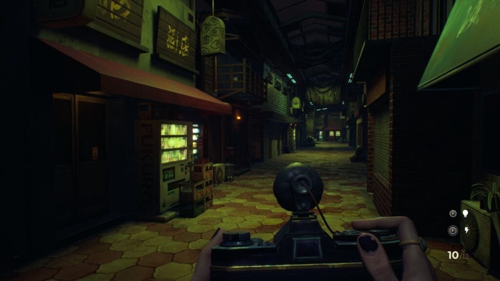 Vista en primera persona del gameplay de SOMBRAS: negative frames en corredor