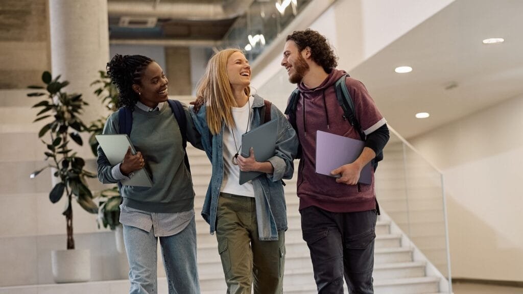 Acer Swift Air 14 con Intel Core Series 3: lanzamiento, precio en USD, especificaciones completas y ficha técnica 1 Tres estudiantes cargando laptops Acer Swift Air 14 en sus diferentes colores