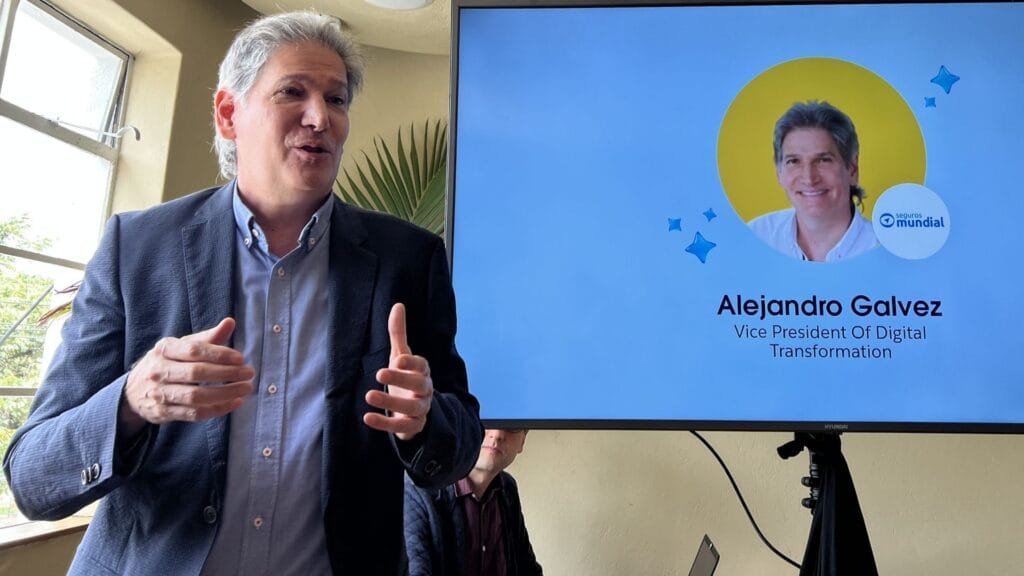 Alejandro Gálvez, Vicepresidente de Transformación Digital de Seguros Mundial, durante su presentación en el desayuno de Salesforce en Bogotá, junio 2026.