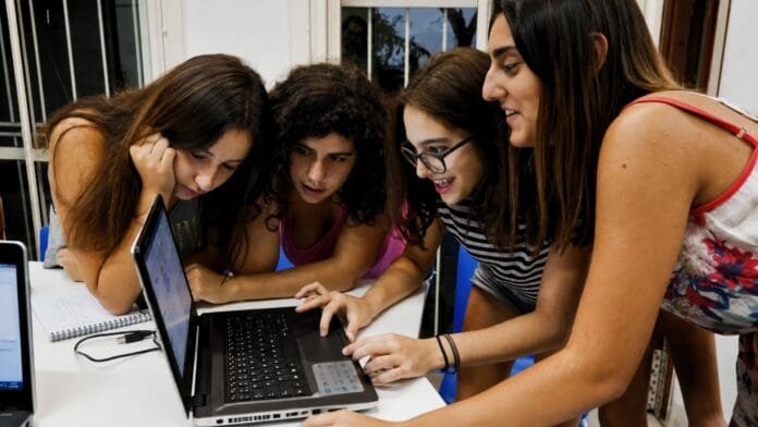 chicas-programadoras-colombia-globallogic-talleres Adolescentes aprenden programación en taller de Chicas Programadoras con GlobalLogic en Colombia